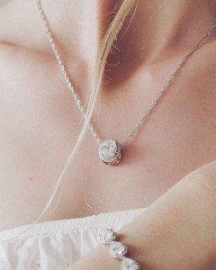 Delikatny srebrny naszyjnik okragly cyrkonie.jpg