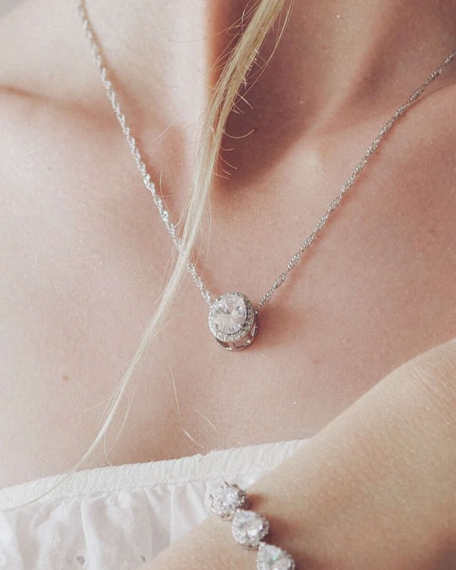 Delikatny srebrny naszyjnik okragly cyrkonie.jpg