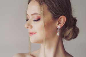 srebrne delilatne kolczyki slubne cyrkonie.jpg