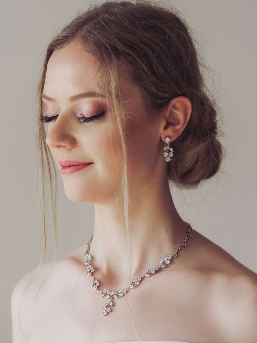 zestaw delikatnej bizuterii slubnej kolczyki naszyjnik.jpg