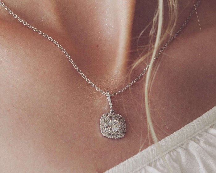 elegancki srebrny naszyjnik z cyrkoniami.jpg