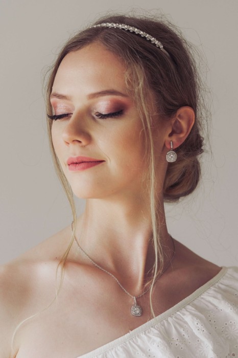 komplet delikatnej bizuterii slubnej z cyrkoniami