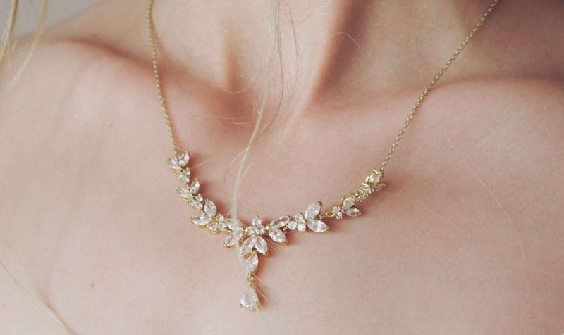 zloty naszyjnik motyw roslinny z cyrkoniami.jpg