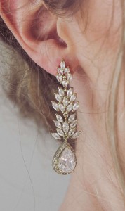 zlote wiszace kolczyki slubne z cyrkoniami