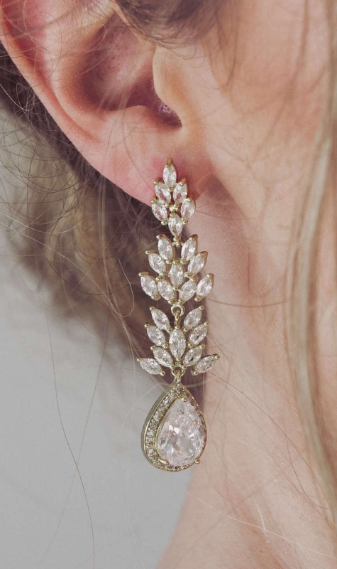 zlote wiszace kolczyki slubne z cyrkoniami