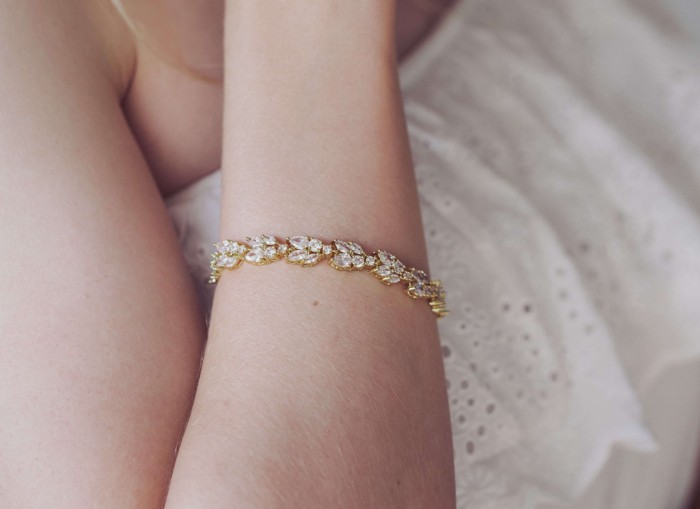 zlota bransoletka z cyrkoniami motyw roslinny.jpg