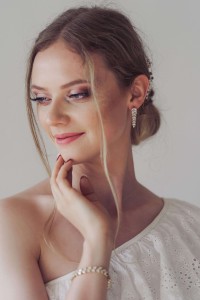 delikatne zlote kolczyki listki cyrkonie