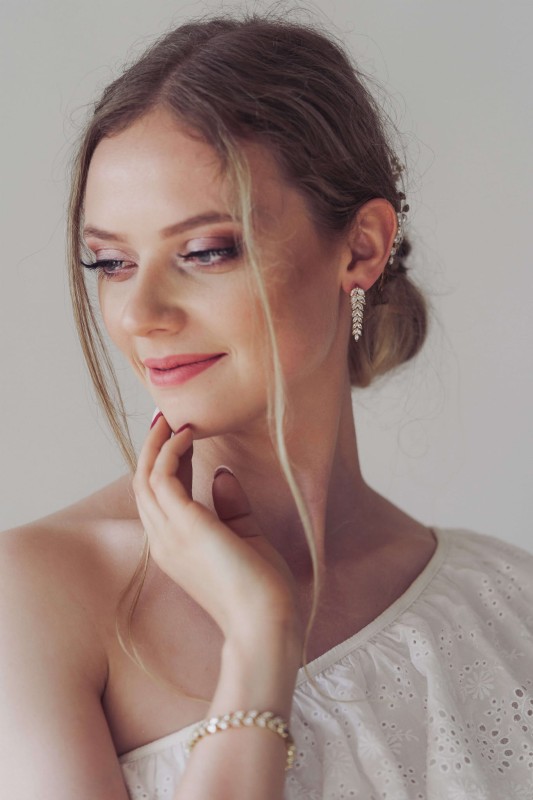 delikatne zlote kolczyki listki cyrkonie