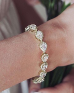 zlota elegancka bransoletka slubna z cyrkoniami.jpg