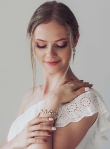 zlota delikatna bransoletka motyw roslinny