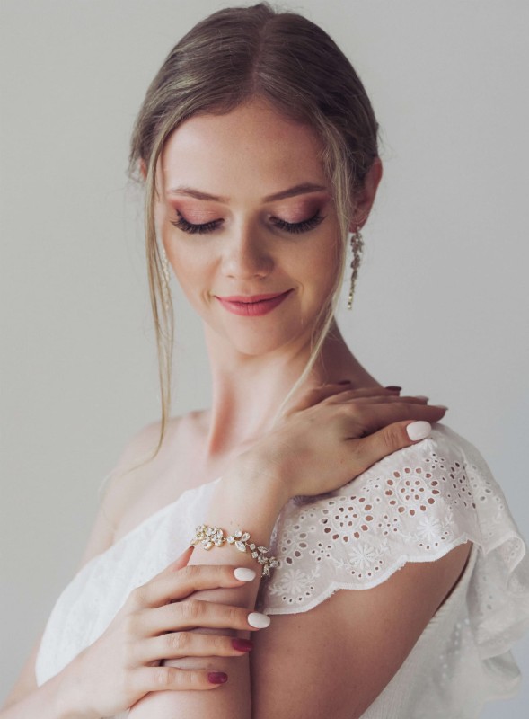 zlota delikatna bransoletka motyw roslinny