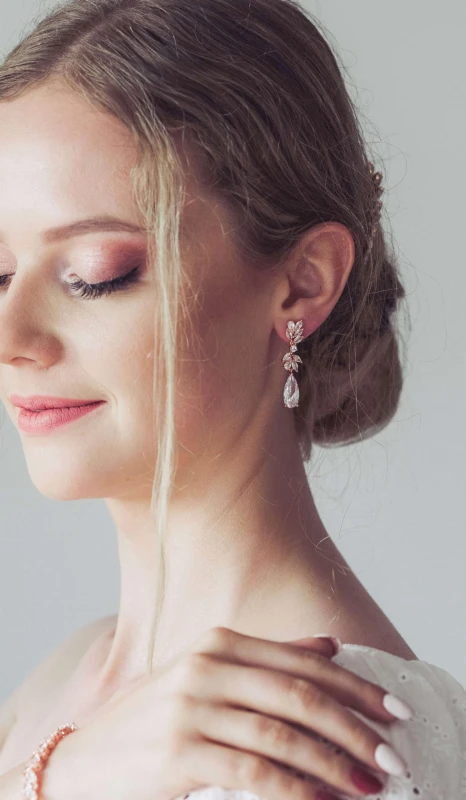 delikatne kolczyki rose gold listki.jpg