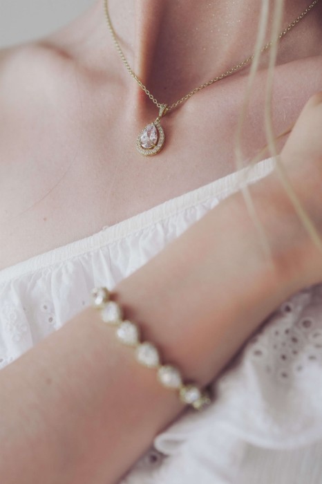 delikatny naszyjnik slubny zloty lezka