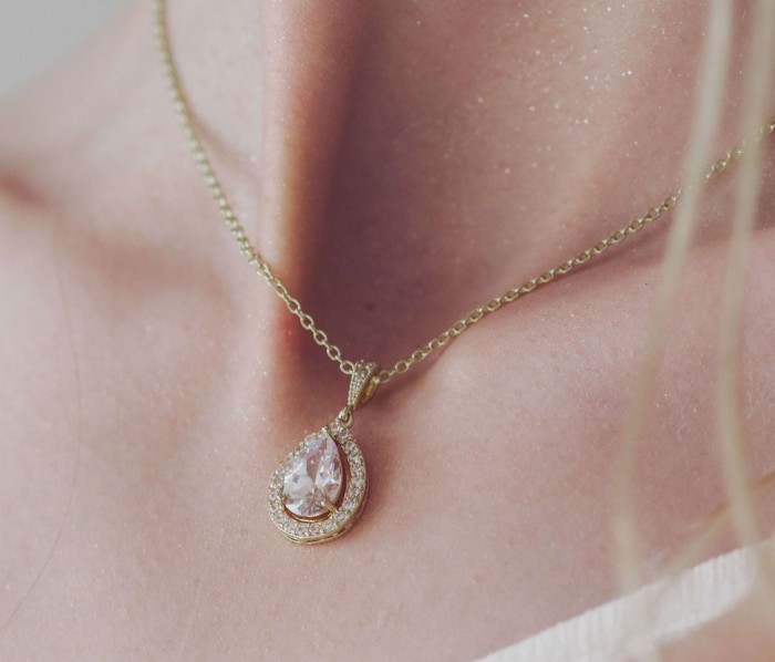 delikatny zloty naszyjnik slubny lezka.jpg