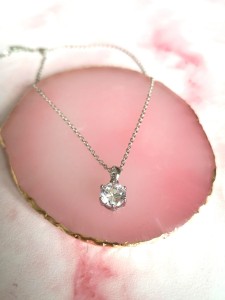 Delikatny srebrny naszyjnik slubny cyrkonie