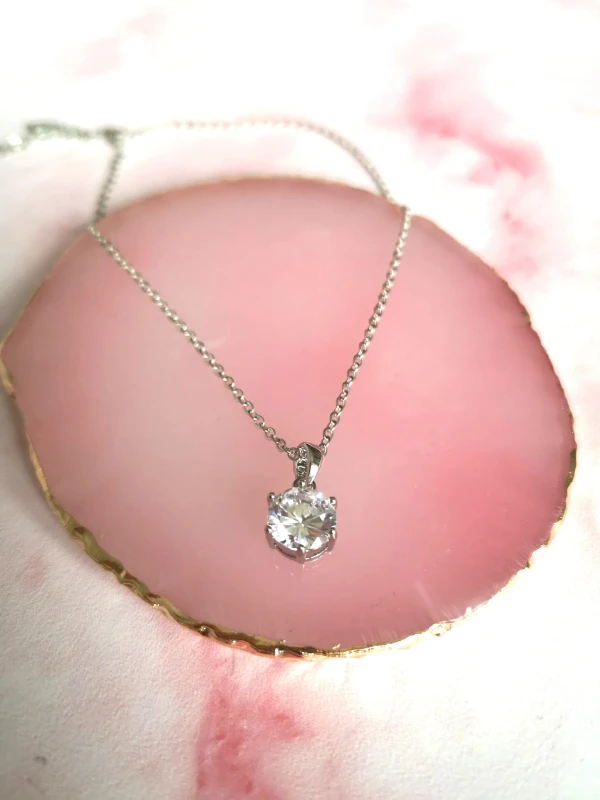 Delikatny srebrny naszyjnik slubny cyrkonie