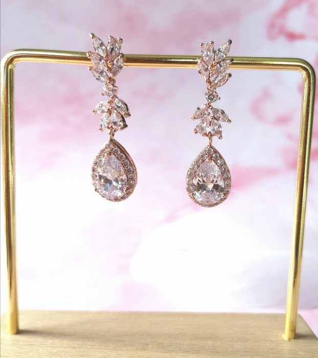 delikatne wiszace kolczyki slubne rozowe zloto.jpg