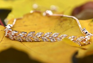 delikatna bransoletka slubna rozowe zloto listki.JPG