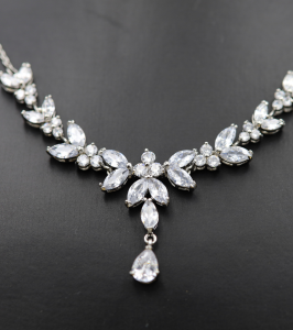 srebrny naszyjnik slubny cyrkonie.png