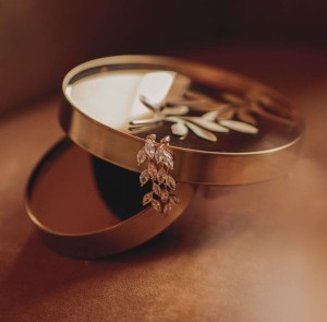 zlote kolczyki slubne z listkami.jpg