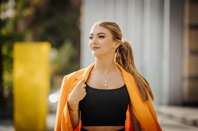 delikatny zloty naszyjnik slubny z cyrkoniami