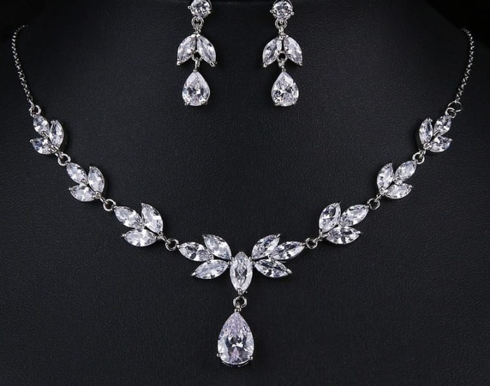 zestaw srebrnej bizuterii slubnej listki motyw roslinny.jpg