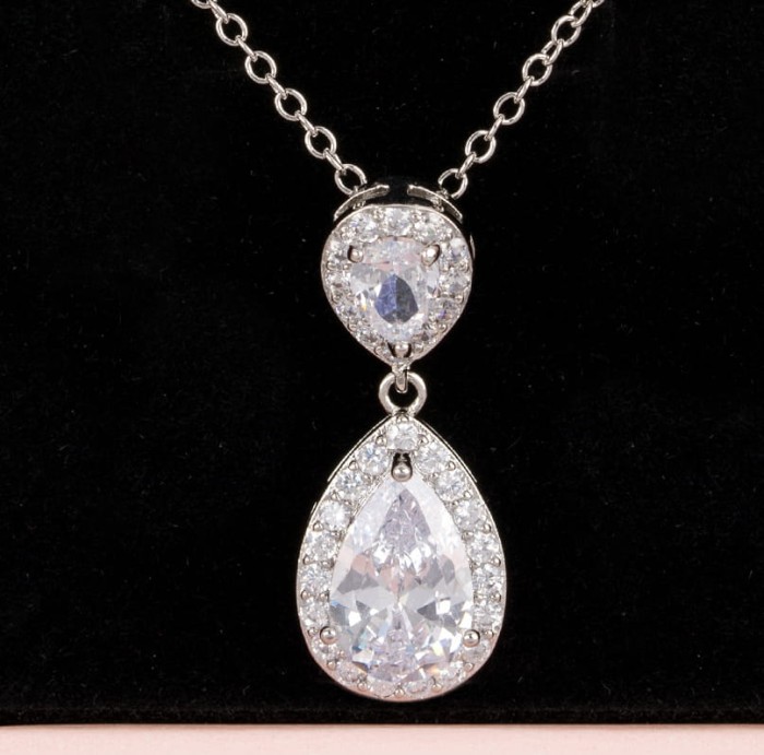 delikatny srebrny naszyjnik slubny.jpg