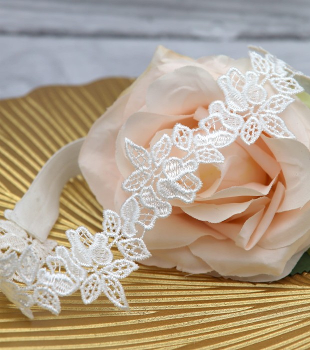 biala koronkowa podwiazka slubna.JPG