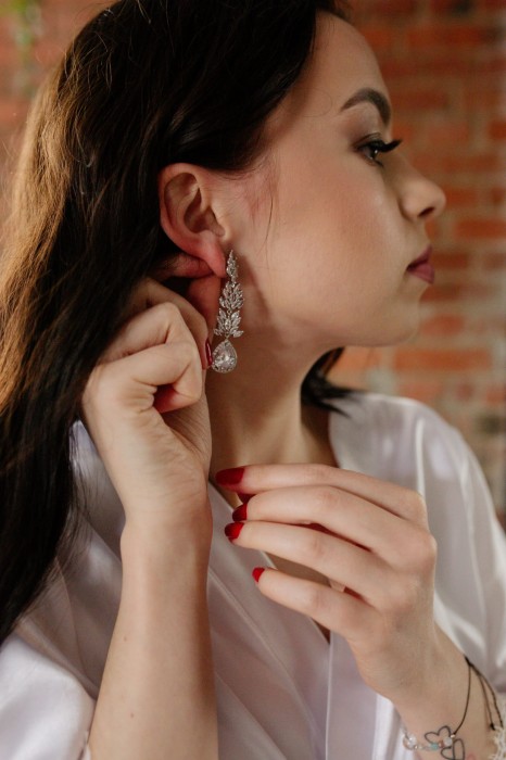 srebrne kolczyki slubne cyrkonie listki motyw roslinny