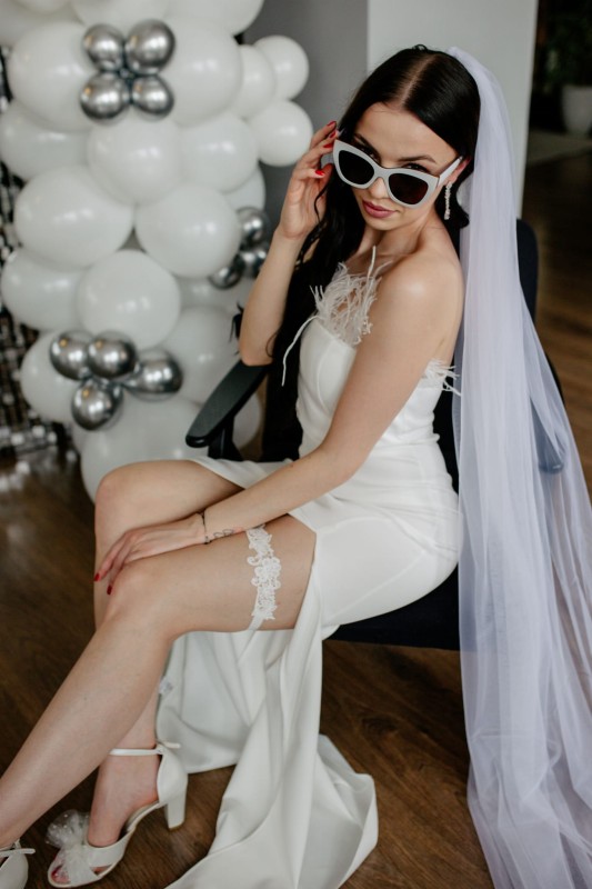 biala koronkowa podwiazka slubna