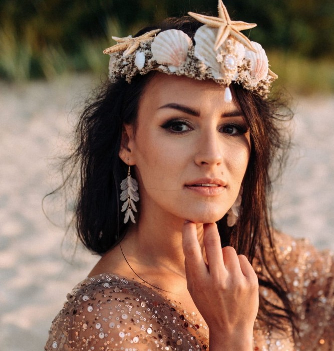 zlote wiszace kolczyki z kwiatami