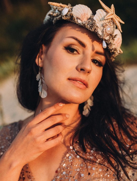 zlote wiszace kolczyki z kwiatami