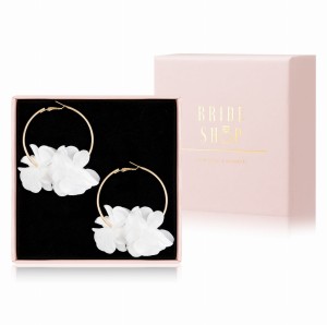 zlote kolczyki kola białe kwiaty