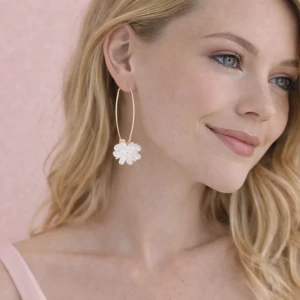 zlote kolczyki biale kwiaty.webp