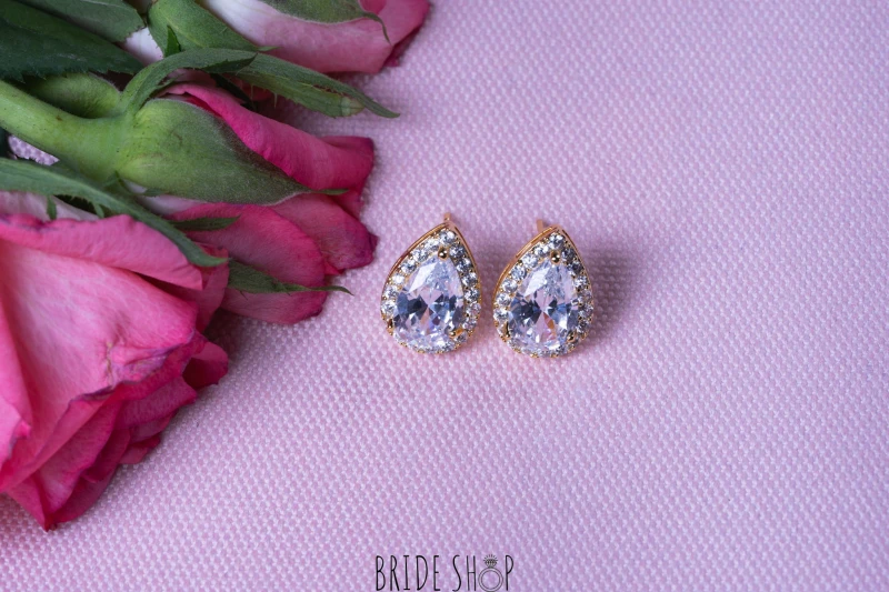 Delikatne kolczyki zlote krysztalowe