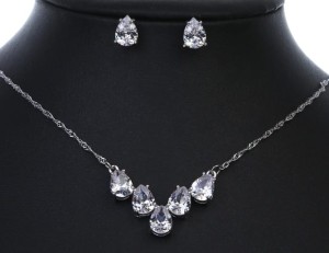 Zestaw bizuterii srebrnej kolczyki naszyjnik.jpg