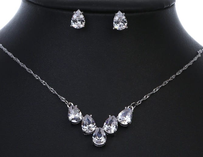 Zestaw bizuterii srebrnej kolczyki naszyjnik.jpg