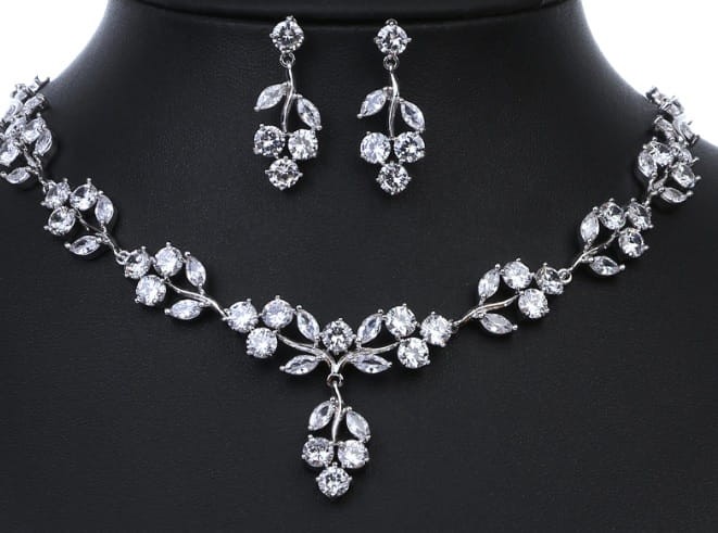 Zestaw bizuterii kolczyki naszyjnik srebrny.jpg